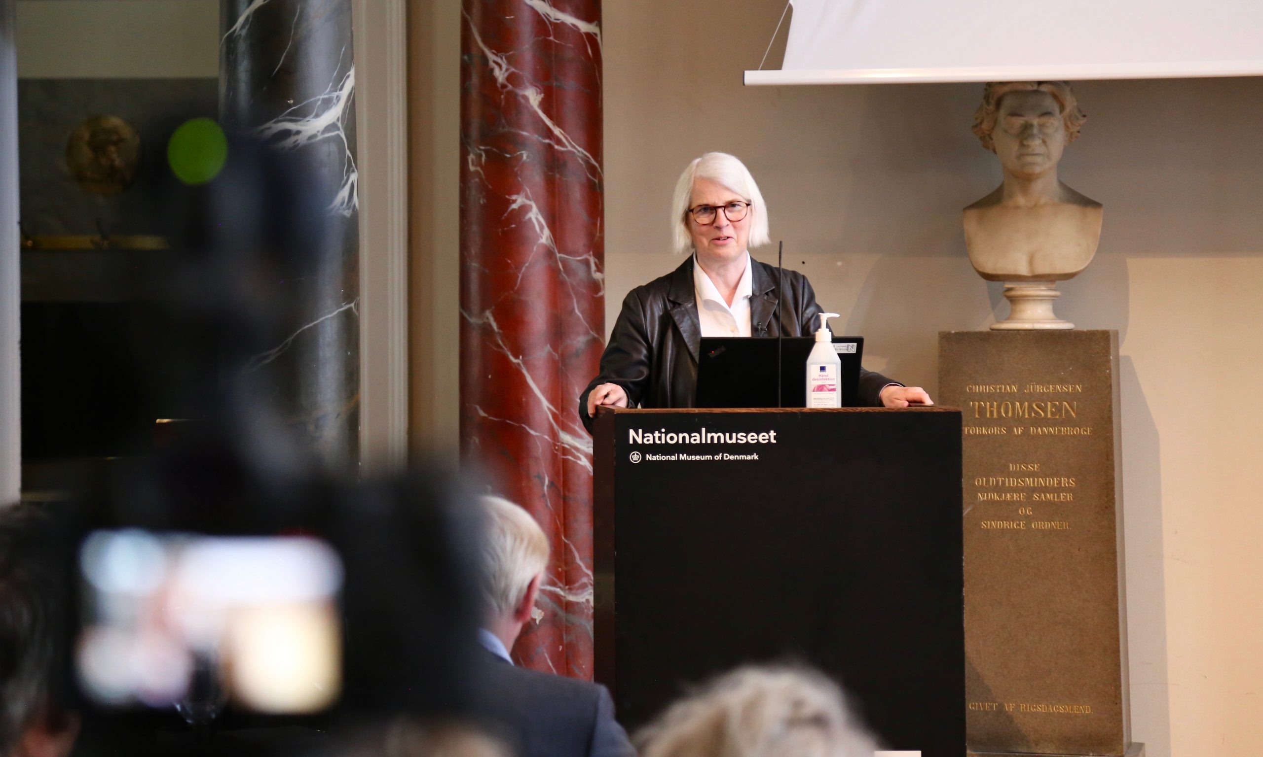 1. Pia på talerstolen